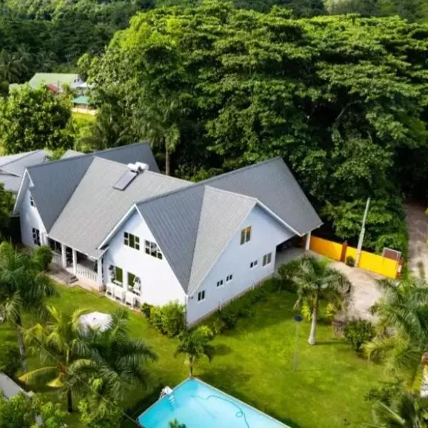 Island Charm of Praslin, hotel a Victoria