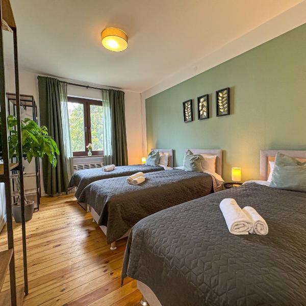 Immostay #8 - Haus für 13 Personen mit 7 Zimmer - Großer Garten & Grill, free Parking, WLAN, Bremen
