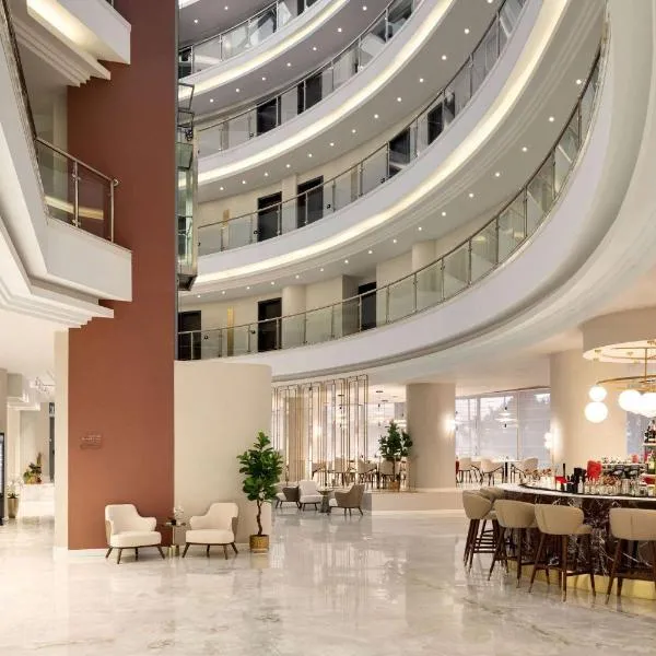 Ramada by Wyndham Bucharest Otopeni Airport, hotel v destinaci Otopeni