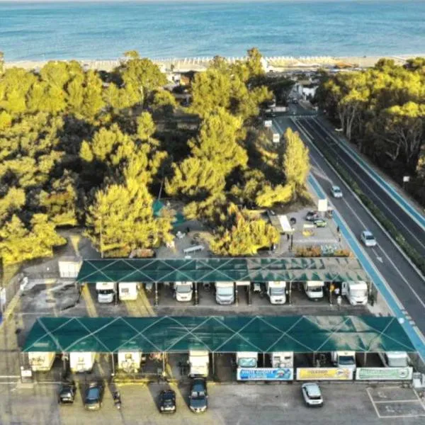Area Sosta Camper Policoro, hotel en Policoro