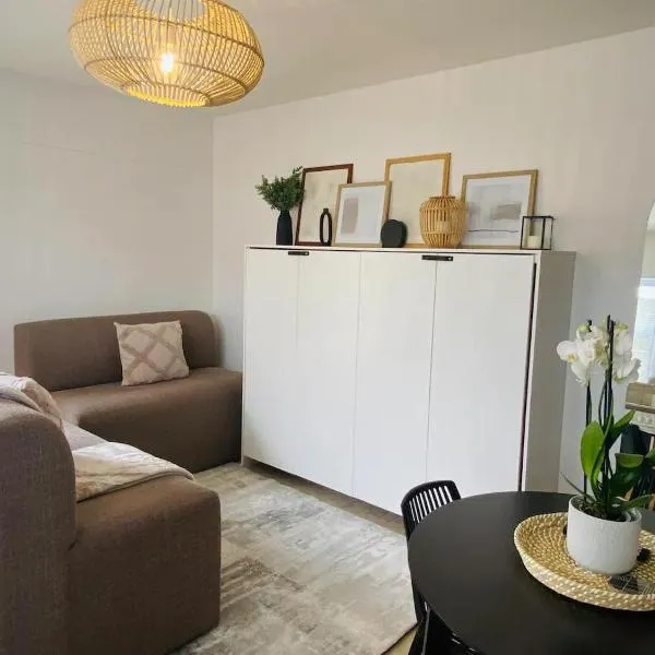 Stylish one bedroom apartment close to the beach, hotel in Langstrand