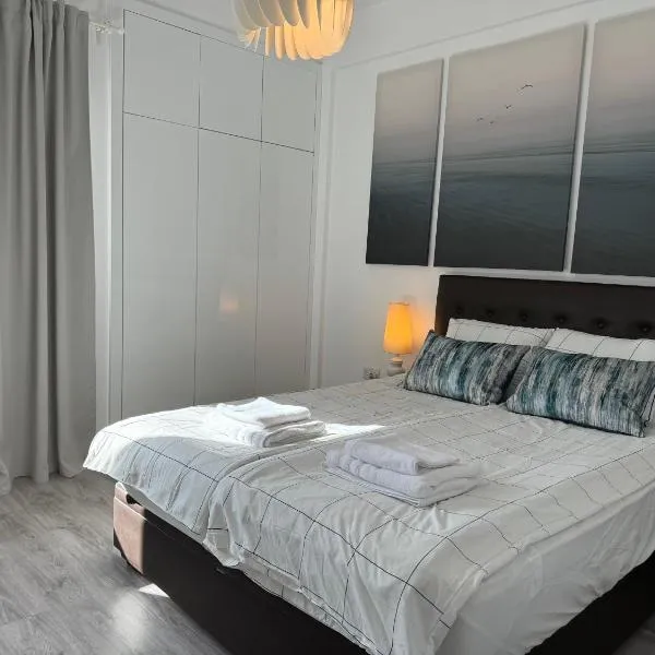 White 1-bdr apartment Agyos Tychonas, hotel v destinaci Limassol