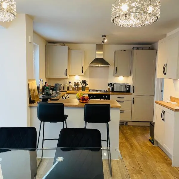 House-Sleeps 8-Parking-Garden, Hotel in Weekley