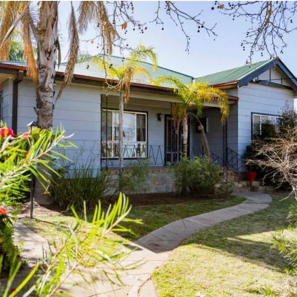 Red Steps - 4 bedroom home, hôtel à Narrandera