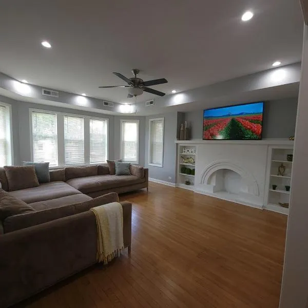 Beautiful Big 3 bedroom Quiet Apt near downtown, hotel in Chicago
