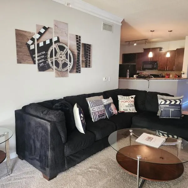 Two the Movies - Spacious Rooms - Sleeps 7 Instant Booking!，位于夏洛特的酒店
