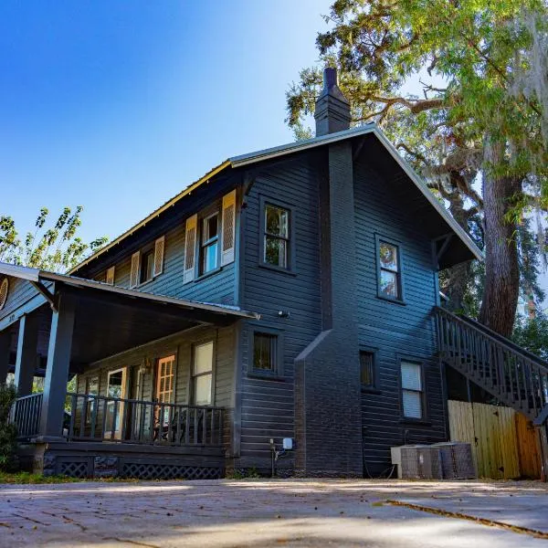 Historic orlando Casita Joy, DT, Lake Eola, Delaney park, 2 bedrooms 1 bathroom Unit B, hotel in Orlando