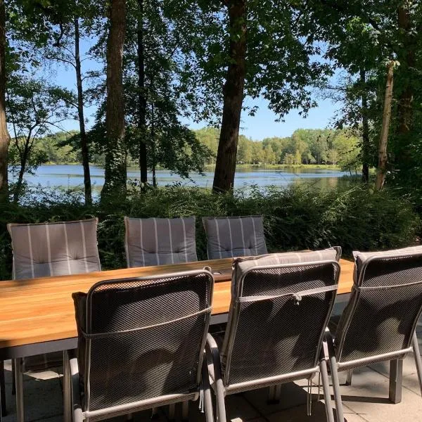 Forest lakehouse with Breathtaking Sauna, hôtel à Lanaken