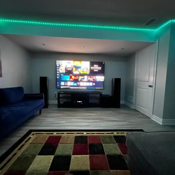 Ravine Retreat - 3RM Suite, 2BD, 1 WR, Pool, Sauna, hotel in Whitby