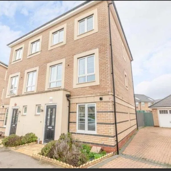 Kings Reach Slough nr Legoland and Ascot Stylish Homely House Sleeps Eight, hôtel à Langley Marish