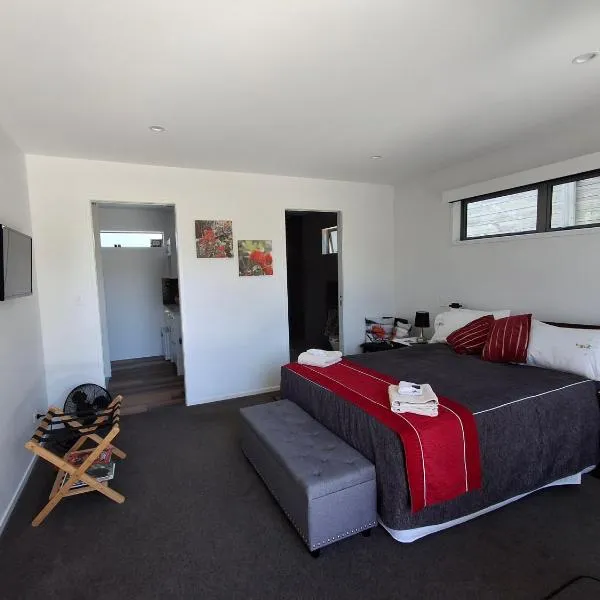 Spring Treat, Studio on Hugoway, Papamoa Beach, hotel in Papamoa