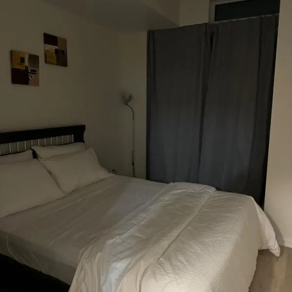 A lovely one bed room with Sunset Views, hotel v destinaci Toronto