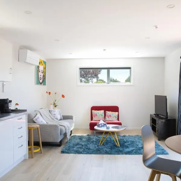 Classy Modern Unit close to Airport, Shops and Bus, hotel din Christchurch