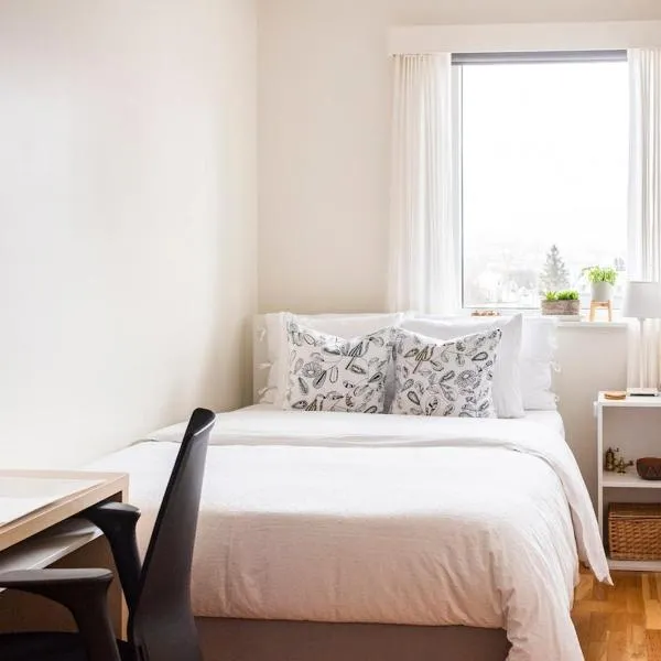 Private room in a family home with great views, ξενοδοχείο στο Ρέικιαβικ