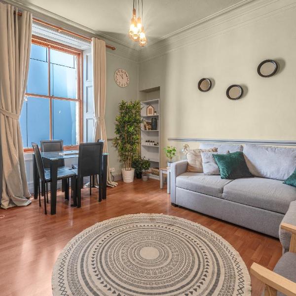 Central, Cozy 2BR-1BA-Haymarket - with Parking, Edynburg
