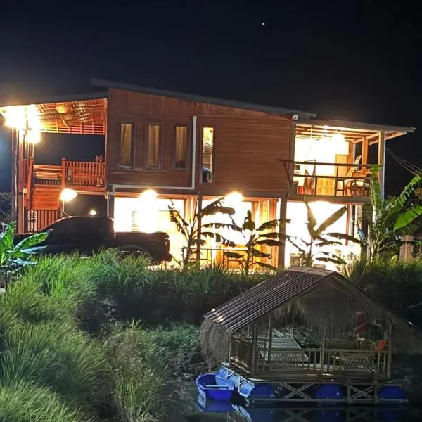 Lakeside Thai wooden House, хотел в Ban Nong Takhian