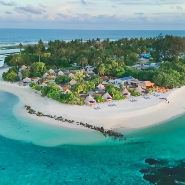 The MAVERICK SURF AND DIVE BOUTIQUE HOTEL - Book 10 Nights and get 1 Free Night - Free Speed Boat Service - Kids Stay Free, hotel din Laamu