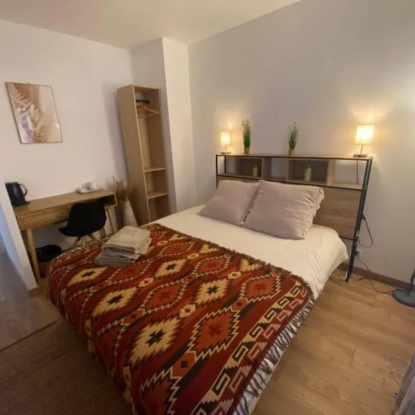 b&b du Clos Ménil, hotel v destinaci Asnières-sur-Seine