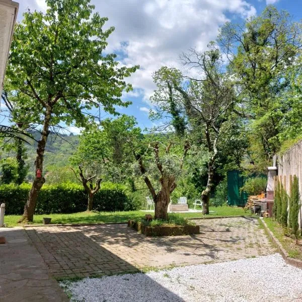 Elegant Tuscany Mountain Villa, hotel in Momigno