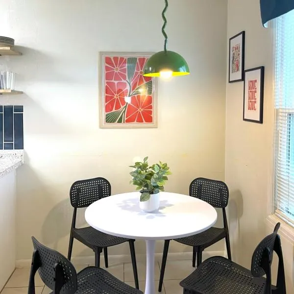 Vintage Casita - 2 Bed, Pet Friendly!، فندق في توين فولز