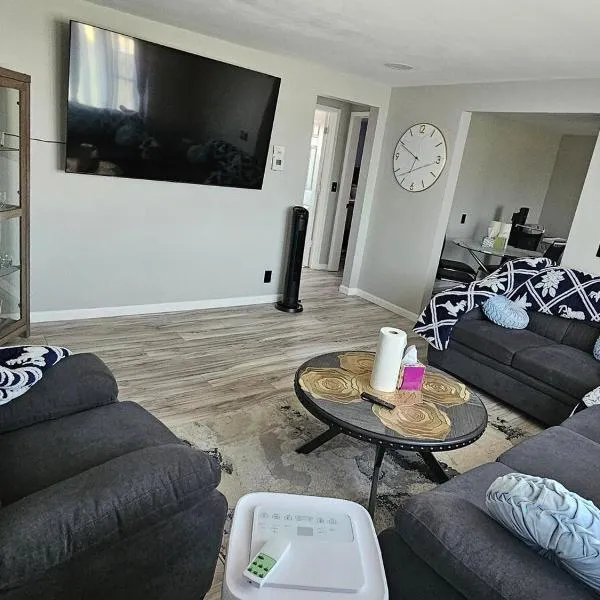 Cozy Roomy family sized apartment on major bus route close to all, ξενοδοχείο σε Orchard Park