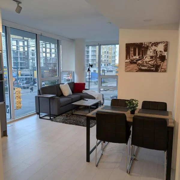 Modern 2 bedroom condo with AC in Olympic Village, hotel v destinaci Vancouver