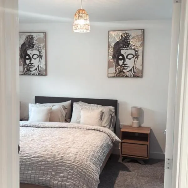 3 Bedroom Brand New Whiteley Home with Hot Tub, hotel v destinaci Botley