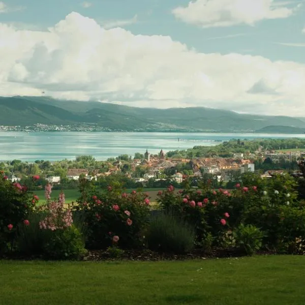 Lakeview Homestay - Private Guest Rooms & Bathroom, hotel en Châtillon