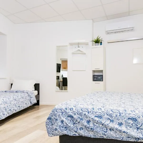Private room #2 with King size & Single, ground floor, AC, 2min to RAB, hotel in Ramstein-Miesenbach