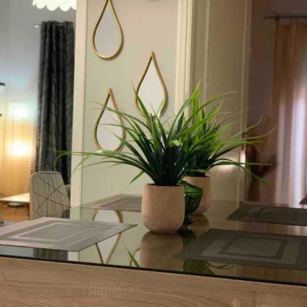 2 Bedrooms Apartment Center of Athens 5 min Subway, Atény