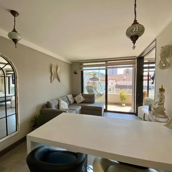 Cómodo y acogedor Cercano a centros Ski Cama King Terraza TV360, hotel in Santiago