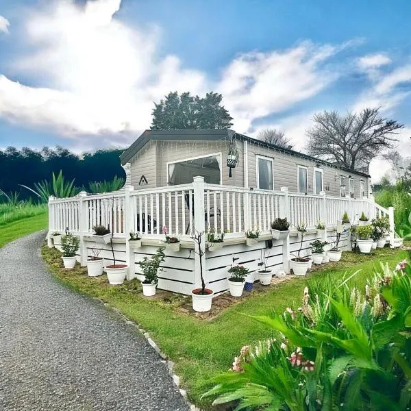 Newquay Seaside Lodge Retreat with Hot Tub, Hotel in Newquay