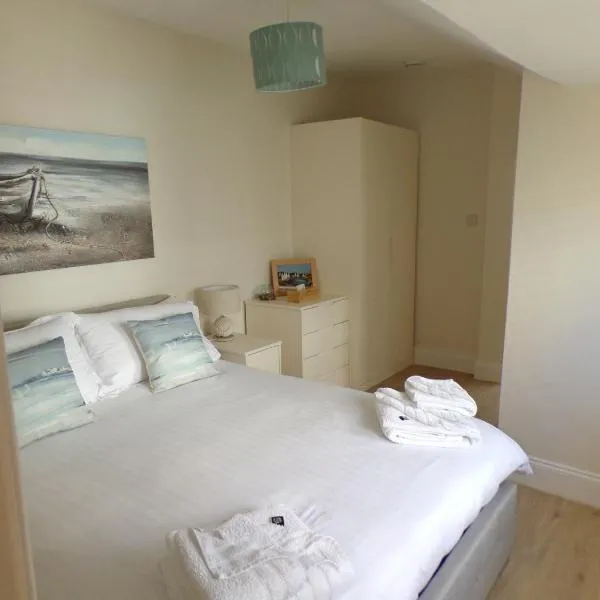 3TheDome - Luxury Ground Floor Apartment opposite the Beach, Barton on Sea, hotel in Barton on Sea