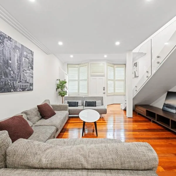 Stylish 3BR House with parking & ICC&Darling Harbour-8 mins walk, Hotel in Sydney