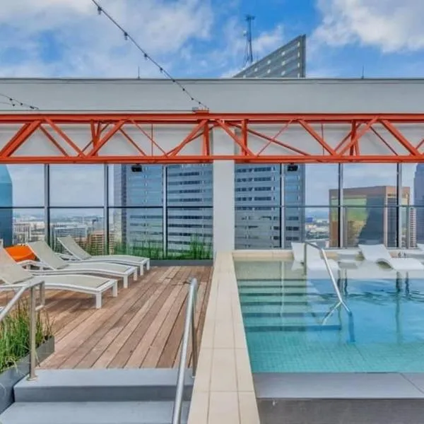 16th and 18th FL Bold CozySuites with pool gym，位于达拉斯的酒店