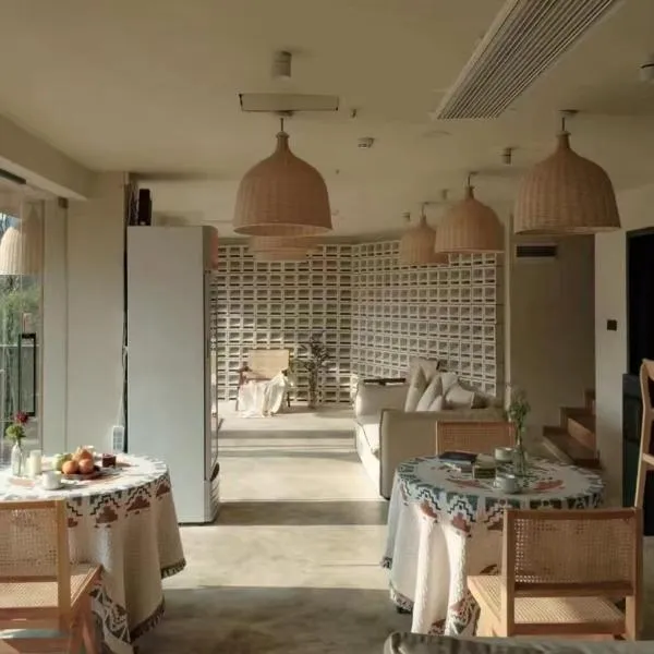 Starlight Naked Cliff View Hotel Xijiang Qianhu Miao Village Branch, hotel in Xijiang