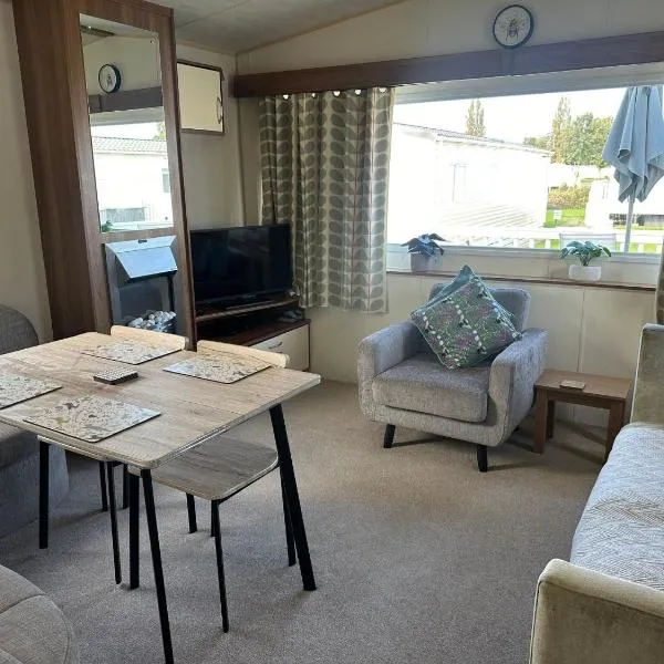 Homely 3 Bedroom Caravan in Cirencester, Hotel in South Cerney