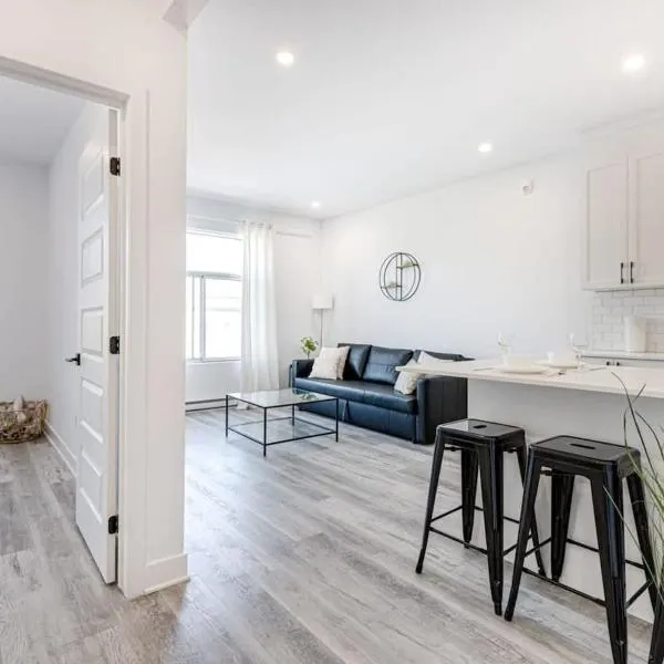 M11 Upscale Spacious 1BR wKingBed AC in Heart of PlateauMile-End, hotel in Montréal