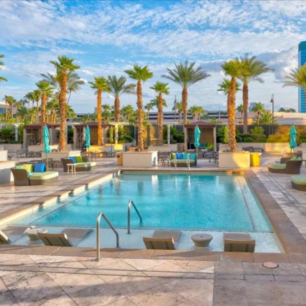 Ultimate Vegas Trip with Sphere View, Pool and Gym, Las Vegas