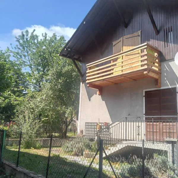 Studio confortable à Taninges, 25 m² avec vue sur jardin，位于塔南日的酒店