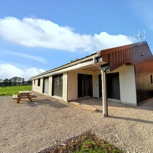 Maison spacieuse à Cerniébaud avec magnifique jardin., hotel in Cerniébaud