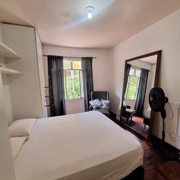Quarto tranquilo e familiar no leblon - Quiet family room in leblon, hotel v destinaci Rio de Janeiro