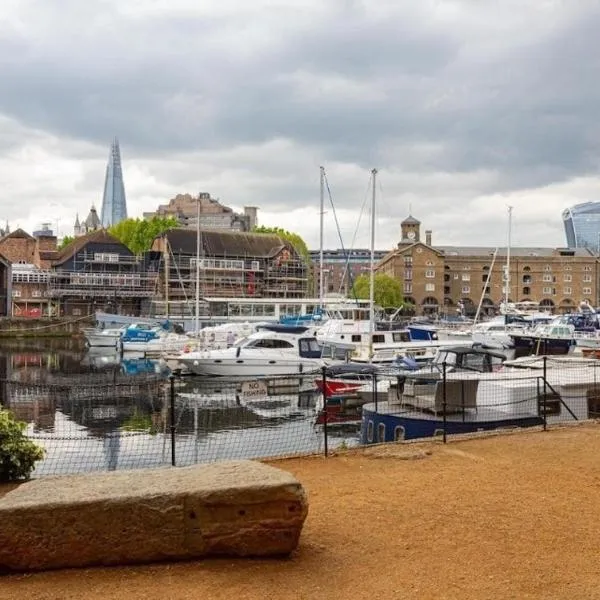 Amazing Marina-Overlooking 1Bed, hotel in London