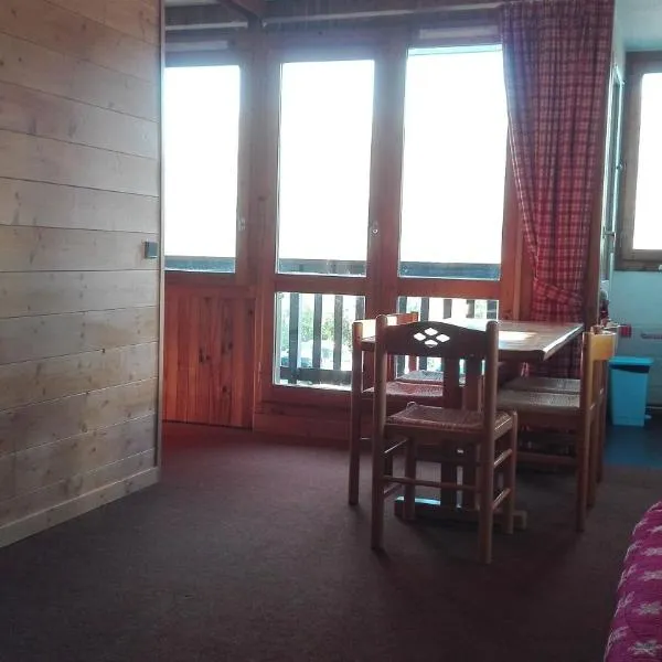 Appartement 5 personnes une chambre proche pistes balcon vue montagne Draps et serviettes non fournis Ménage à réaliser par le locataire, hotel en La Plagne Tarentaise