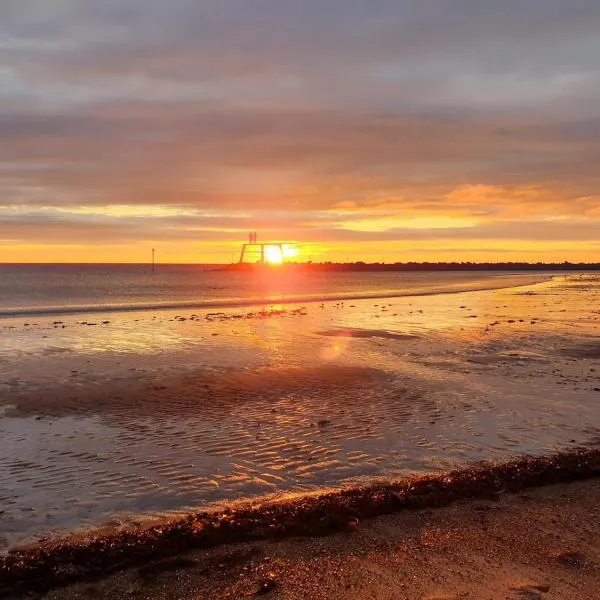 Sunrise Cottage, 2 minutes walk from the beach!, hotel in Woodhorn