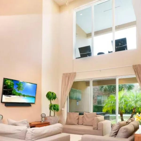 Luxury Disney Villa 3BR Each with Private Bath 5 Mins to Parks, Hotel in Orlando