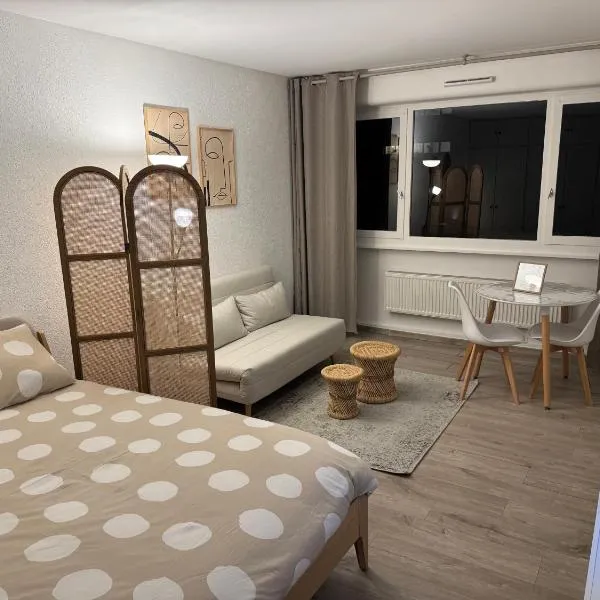 Studio Voltaire avec parking commun gratuit dans la copropriété, hotel v destinaci Ferney-Voltaire