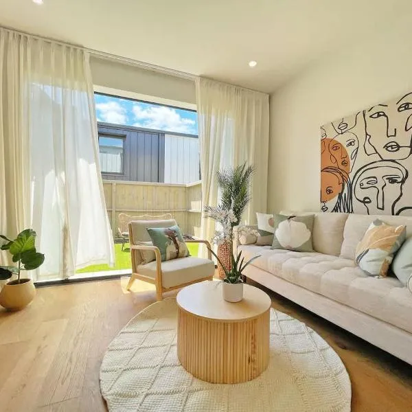 City Serenity 2BR Townhouse vs AC Backyard & Parking, hotel in Auckland