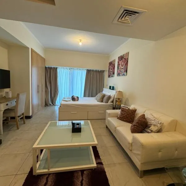 Click Stay - JLT - Studio & Balcony Lakes view Entire Apartment -RA, hotel in Dubai