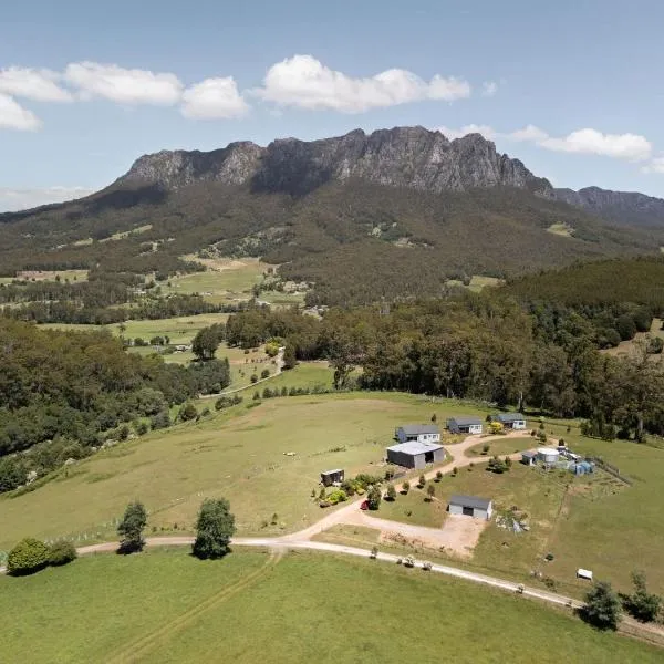 Hillside Hideout by Tiny Away, hotel in West Kentish